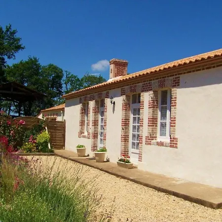 Traditionnel Renove Avec Jardin Clos Et Wi-fi, 3 Chambres, Proche De La Garnache, Vendee. - Fr-1-426-195 Holiday home