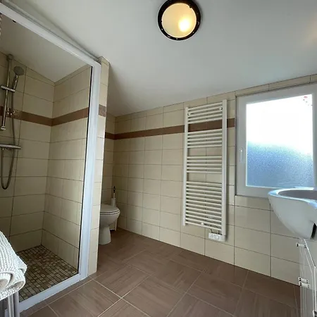 Traditionnel Rénové Avec Jardin Clos Et Wi-fi, 3 Chambres, Proche De La Garnache, Vendée. - Fr-1-426-195