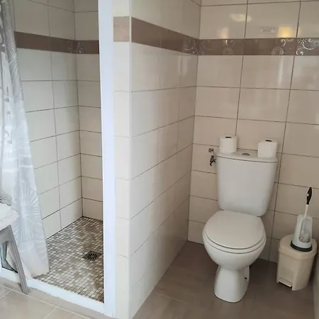 Traditionnel Rénové Avec Jardin Clos Et Wi-fi, 3 Chambres, Proche De La Garnache, Vendée. - Fr-1-426-195 *