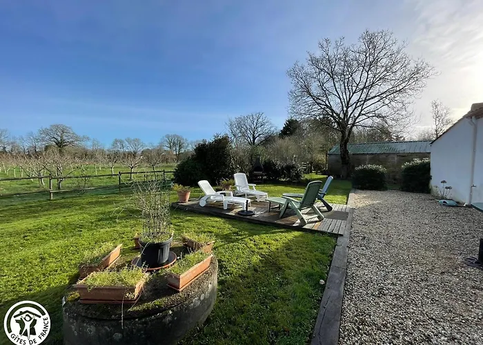 Traditionnel Renove Avec Jardin Clos Et Wi-fi, 3 Chambres, Proche De La Garnache, Vendee. - Fr-1-426-195 *