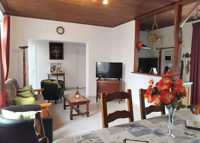 Traditionnel Rénové Avec Jardin Clos Et Wi-fi, 3 Chambres, Proche De La Garnache, Vendée. - Fr-1-426-195 * La Garnache